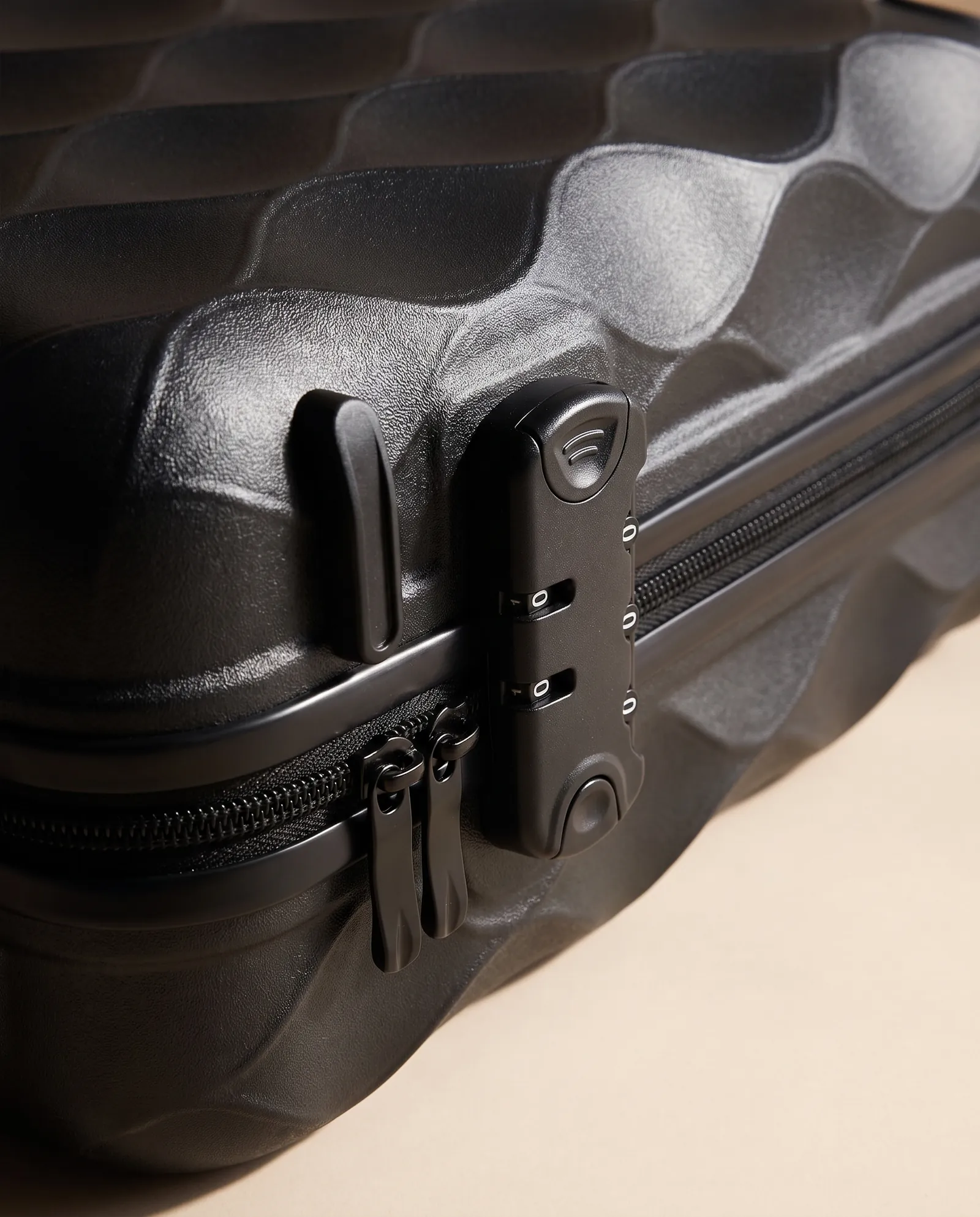 Side combination lock, close-up